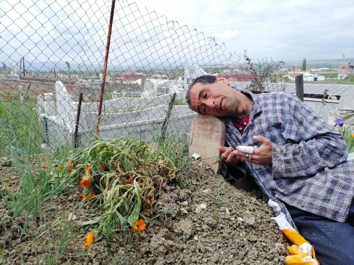 Bir yıldır her g&uuml;n annesinin mezarına giderek dua edip ağlıyor...