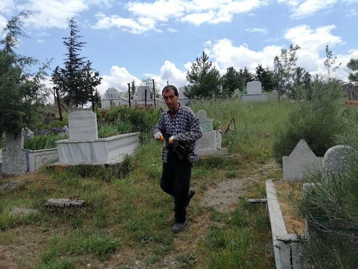 Bir yıldır her gün annesinin mezarına giderek dua edip ağlıyor... G3