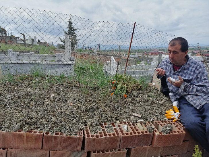 Bir yıldır her gün annesinin mezarına giderek dua edip ağlıyor... G4