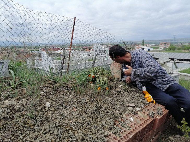 Bir yıldır her gün annesinin mezarına giderek dua edip ağlıyor... G5