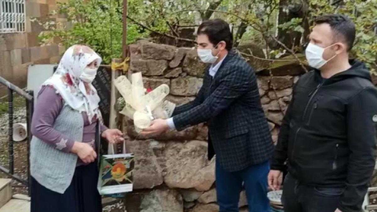 Vefa Sosyal Destek Grubu engelli annesinin g&uuml;n&uuml;n&uuml; kutladı
