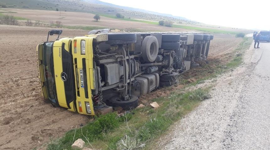 Saman balyası y&uuml;kl&uuml; tır devrildi