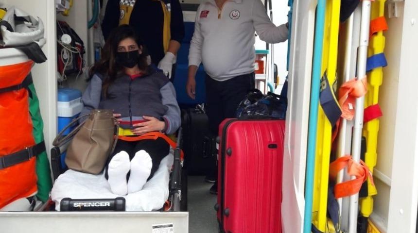 Karantinası sona eren hamile kadın ambulansla evine ulaştırıldı