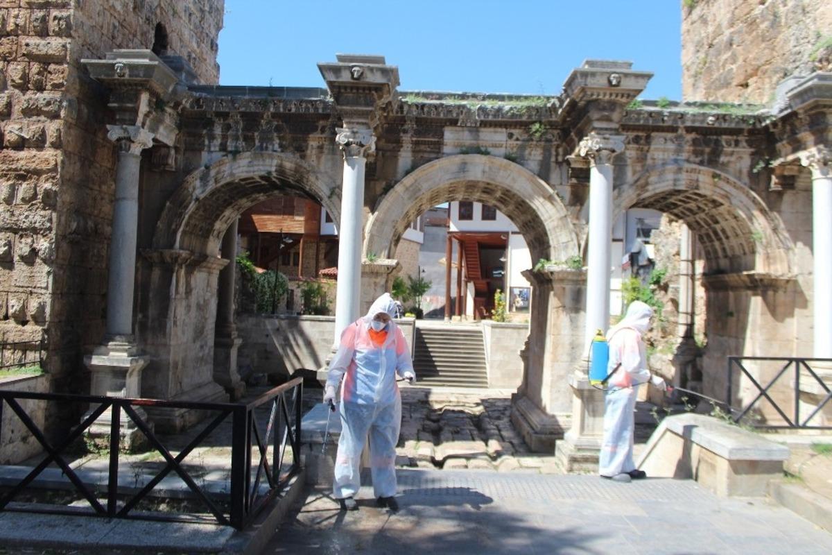 Muratpaşa Belediyesi yaşlılar i&ccedil;in parkları dezenfekte etti