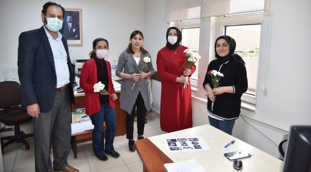 Kartepe’de görev yapan sağlıkçı anneler unutulmadı