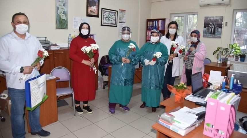 Kartepe&rsquo;de g&ouml;rev yapan sağlık&ccedil;ı anneler unutulmadı