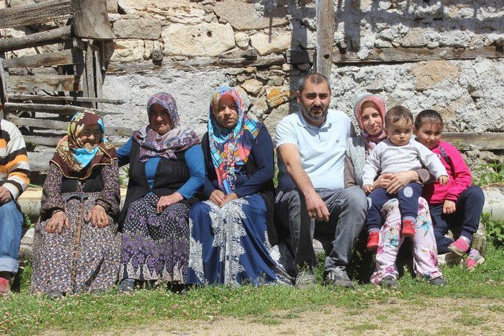 108 yaşında sokağa çıktı, İçişleri'nin hediyesiyle büyük mutluluk yaşadı G1