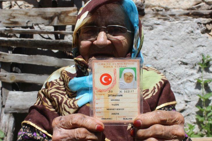 108 yaşında sokağa çıktı, İçişleri'nin hediyesiyle büyük mutluluk yaşadı G4