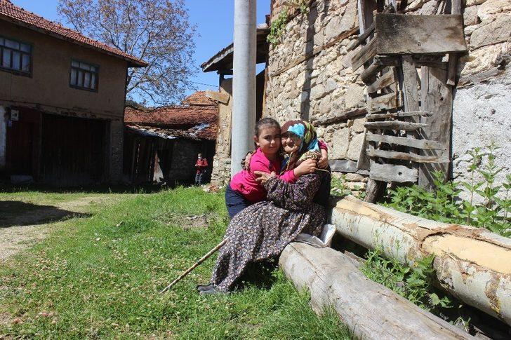 108 yaşında sokağa çıktı, İçişleri'nin hediyesiyle büyük mutluluk yaşadı G5