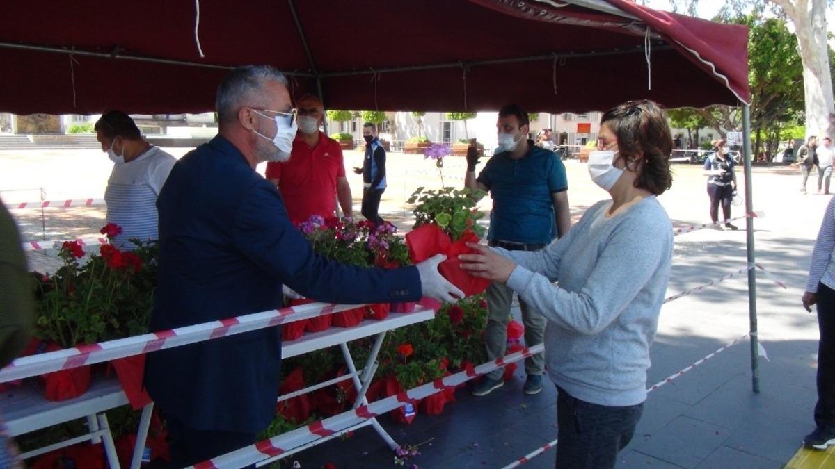 Annelere 10 bin adet saksı &ccedil;i&ccedil;eği