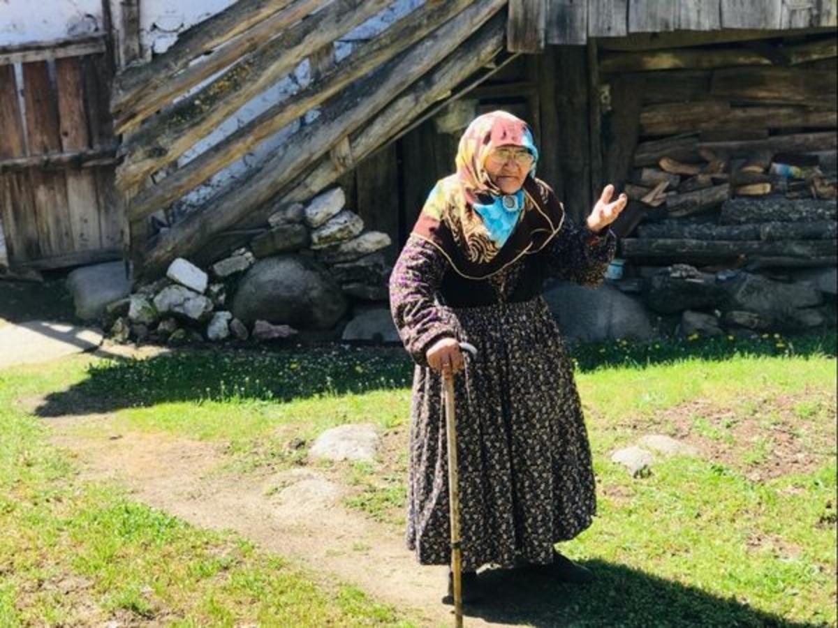 108 yaşında sokağa &ccedil;ıktı, İ&ccedil;işleri'nin hediyesiyle b&uuml;y&uuml;k mutluluk yaşadı