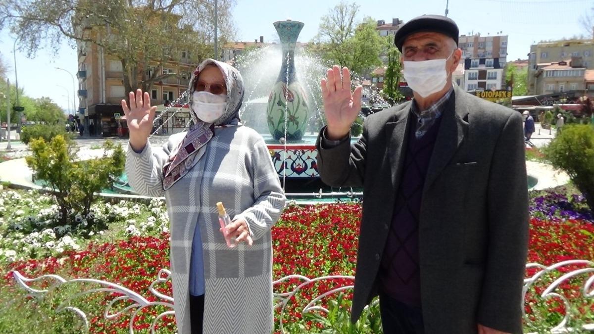 K&uuml;tahya&rsquo;da 65 yaş ve &uuml;st&uuml; vatandaşların sokağa &ccedil;ıkma sevinci