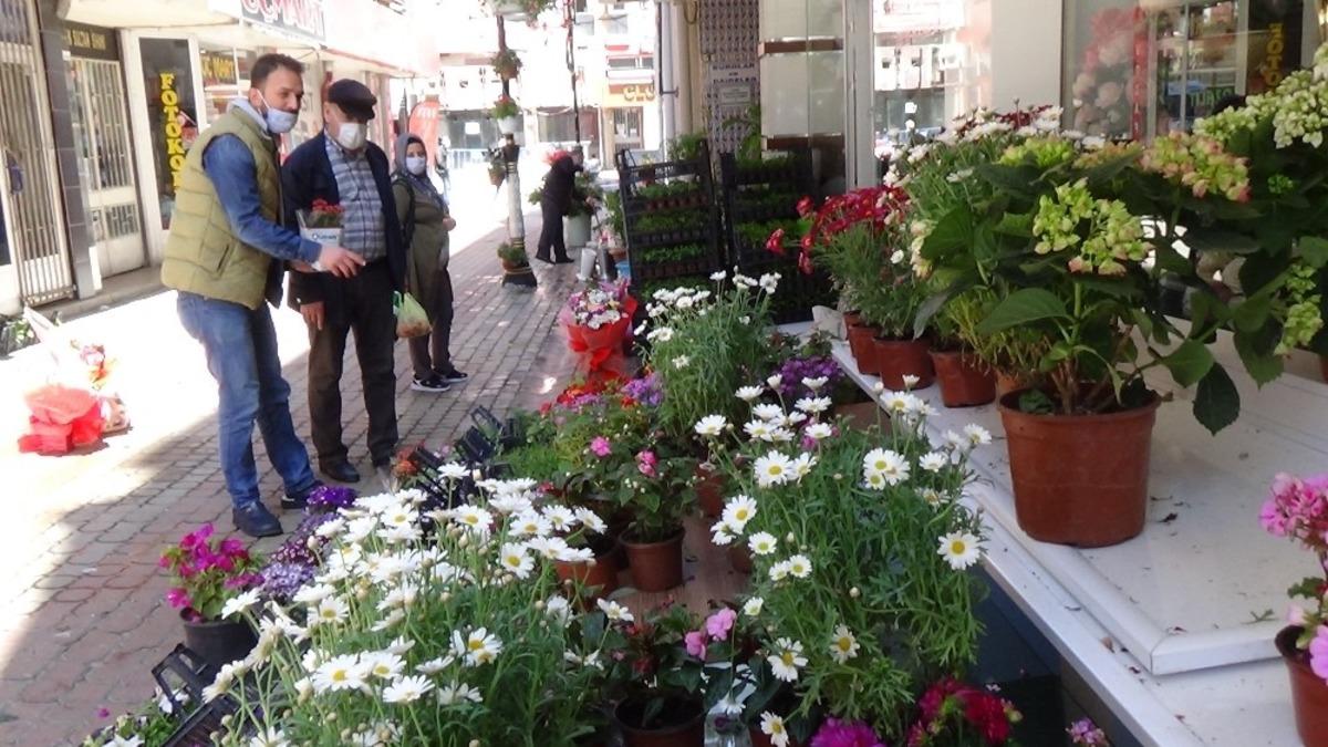 Anneler G&uuml;n&uuml; &ccedil;i&ccedil;ek&ccedil;ilerin y&uuml;z&uuml;n&uuml; g&uuml;ld&uuml;rd&uuml;