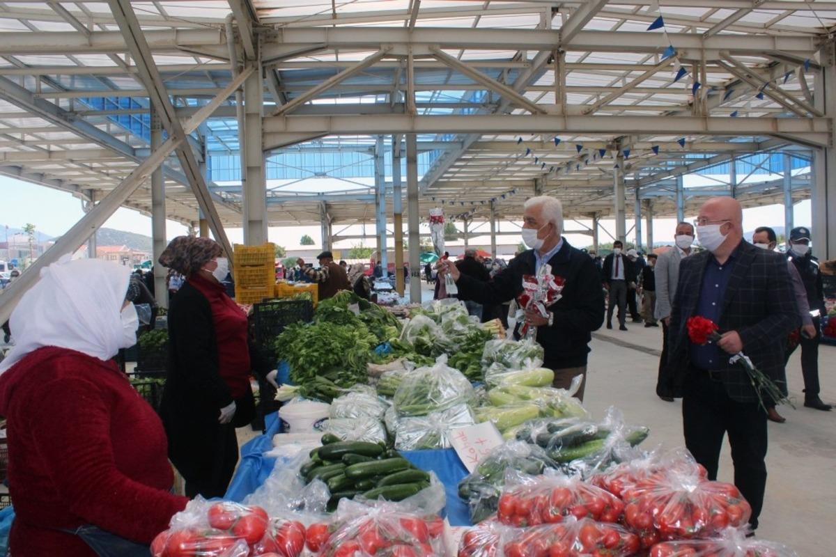 Belediye başkanları pazar yerinde annelere karanfil dağıttı