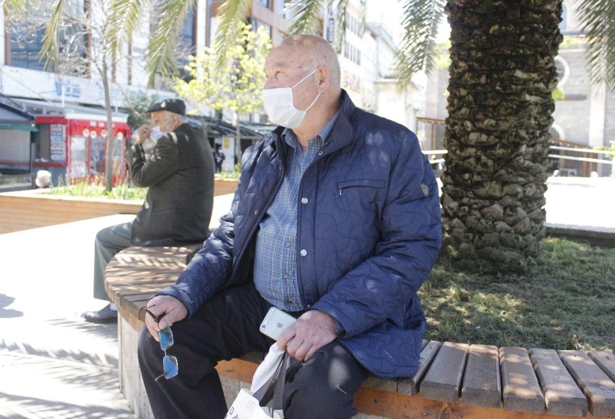 Giresun&rsquo;da 65 yaş ve &uuml;st&uuml; vatandaşlar sokağa &ccedil;ıkmanın mutluluğunu yaşıyorlar