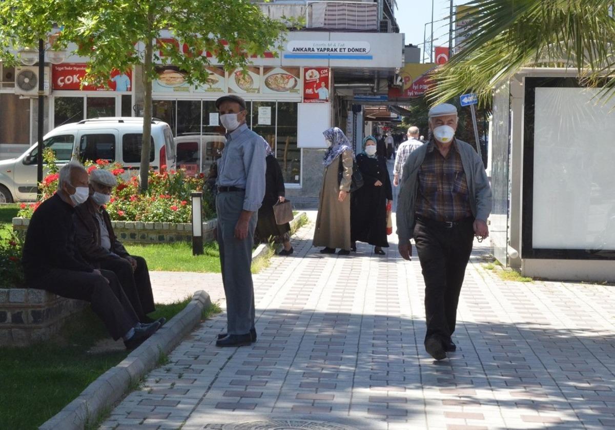 Herkes evlerinde onlar sokakta