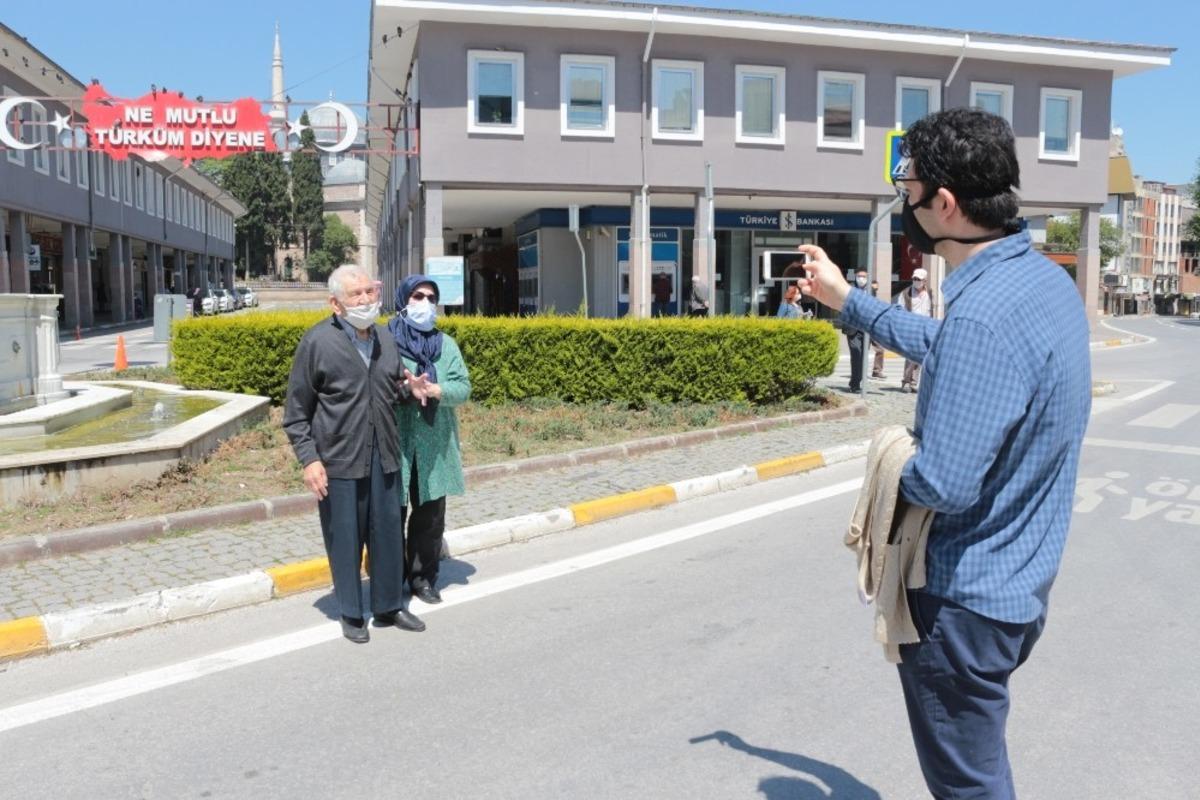65 yaş &uuml;st&uuml; vatandaşlar sokakların tadını &ccedil;ıkardı