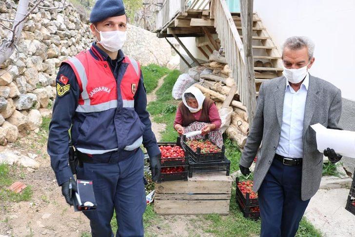 Belediye başkanı ve belediye personeli vatandaşa maske dağıttı G1