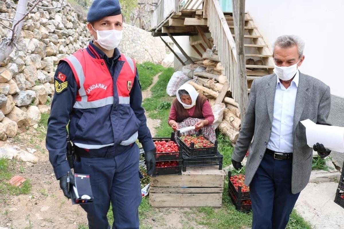 Belediye başkanı ve belediye personeli vatandaşa maske dağıttı
