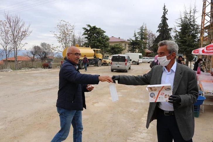 Belediye başkanı ve belediye personeli vatandaşa maske dağıttı G2
