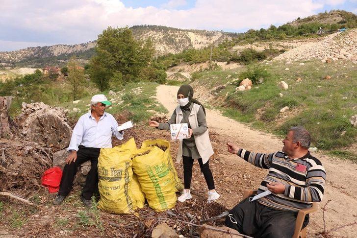 Belediye başkanı ve belediye personeli vatandaşa maske dağıttı G3