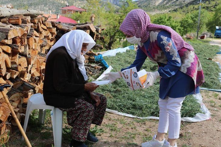 Belediye başkanı ve belediye personeli vatandaşa maske dağıttı G4