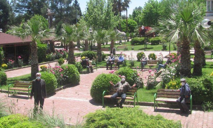 Yaşlılar parkları doldurdu G1