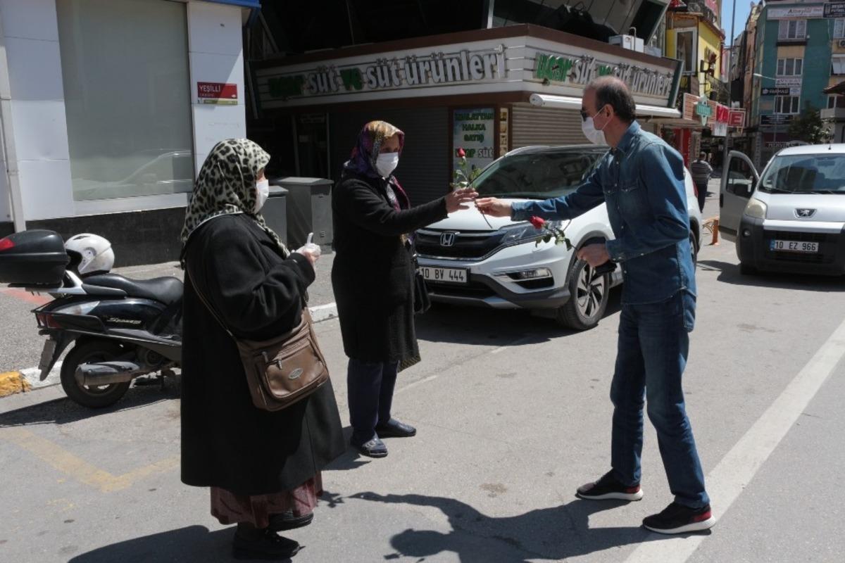 Vali Ersin Yazıcı&rsquo;dan 65 yaş &uuml;st&uuml; annelere &ccedil;i&ccedil;ek
