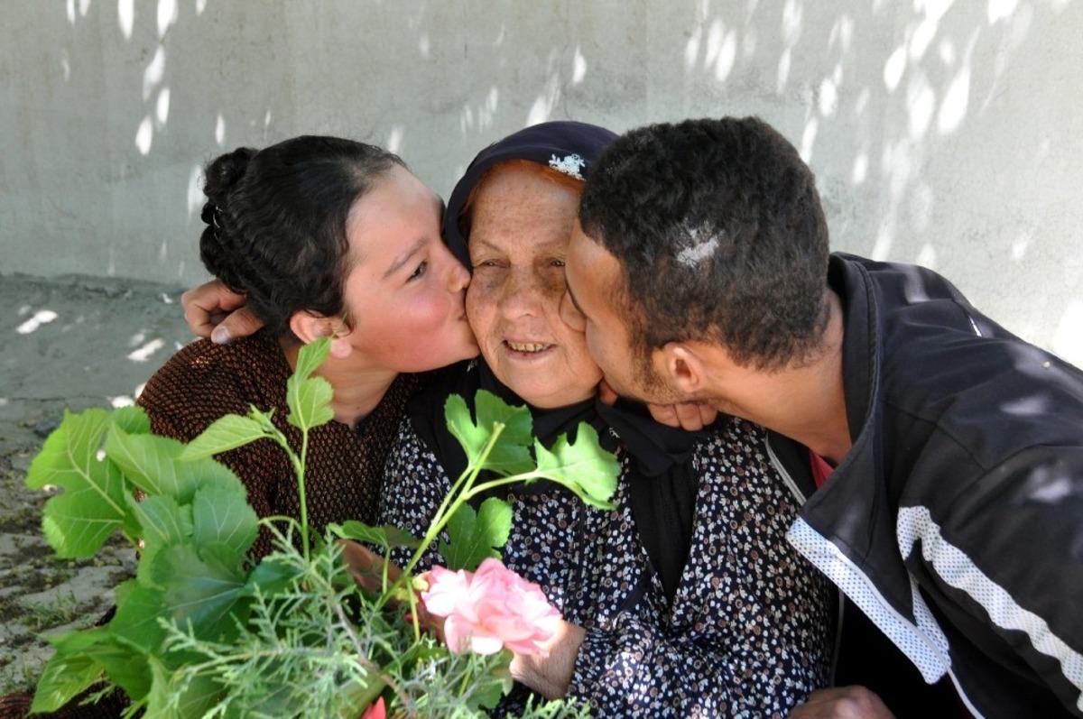 Rayların &uuml;zerinde y&uuml;r&uuml;yerek &ccedil;ocukluklarını yaşadılar