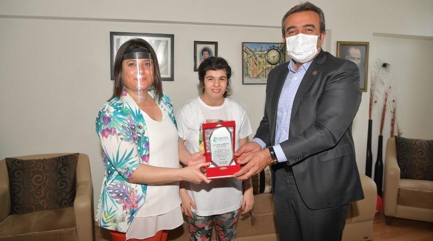 Başkan &Ccedil;etin yılın annesini kutladı