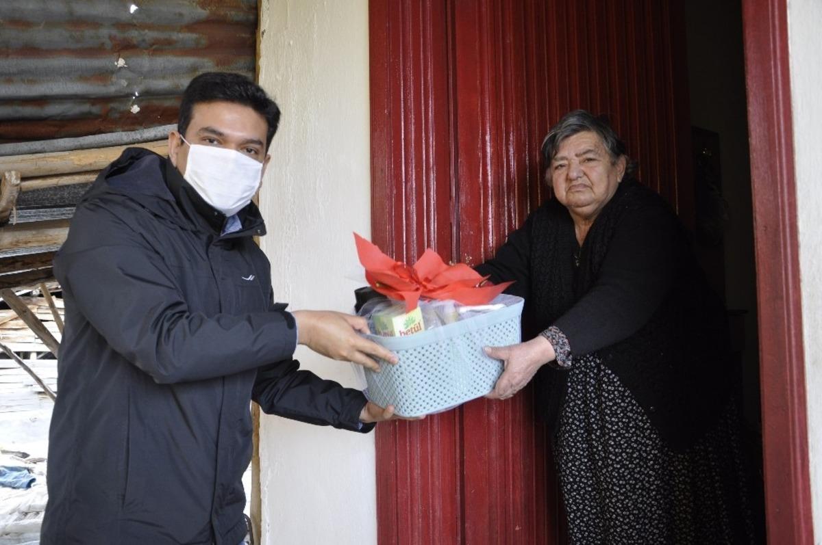 Kaymakam Şahin, 65 yaş ve &uuml;st&uuml; annelerini ziyaret etti