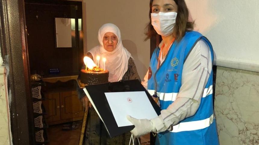 Kızıltepe Vefa Sosyal Destek Grubundan 100 yaş ve üstü kadınlara Anneler Günü sürprizi