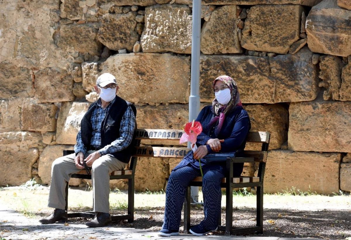 Muratpaşa, kıdemli kent sakinlerini sokakta &ccedil;i&ccedil;eklerle karşıladı