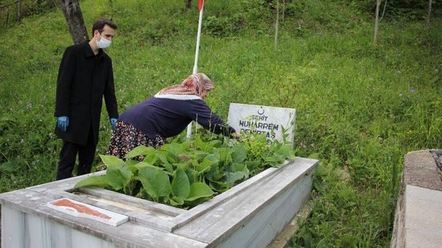 Kaymakam Açıkgöz, Anneler Gününde şehit annesini ziyaret etti