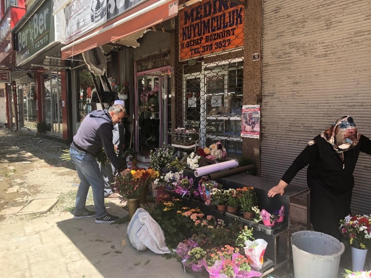 Anneler G&uuml;n&uuml; &ccedil;i&ccedil;ek&ccedil;ilerin y&uuml;z&uuml;n&uuml; g&uuml;ld&uuml;rd&uuml;