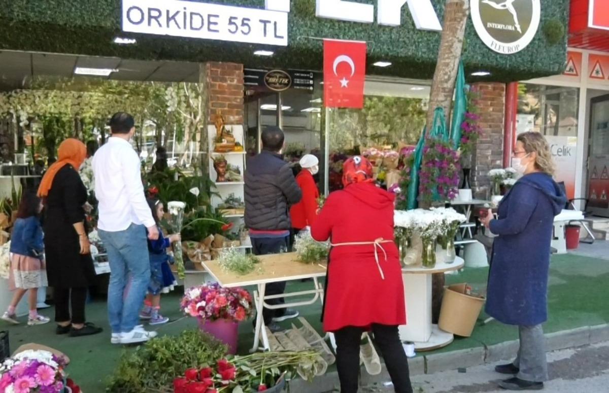 Isparta&rsquo;da &ccedil;i&ccedil;ek&ccedil;ilere Anneler G&uuml;n&uuml; dopingi