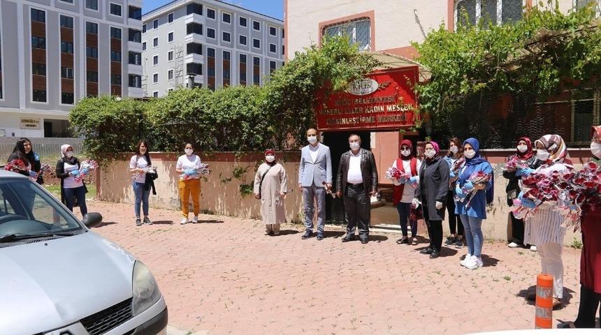 Annelere &ccedil;i&ccedil;ek hediyesi