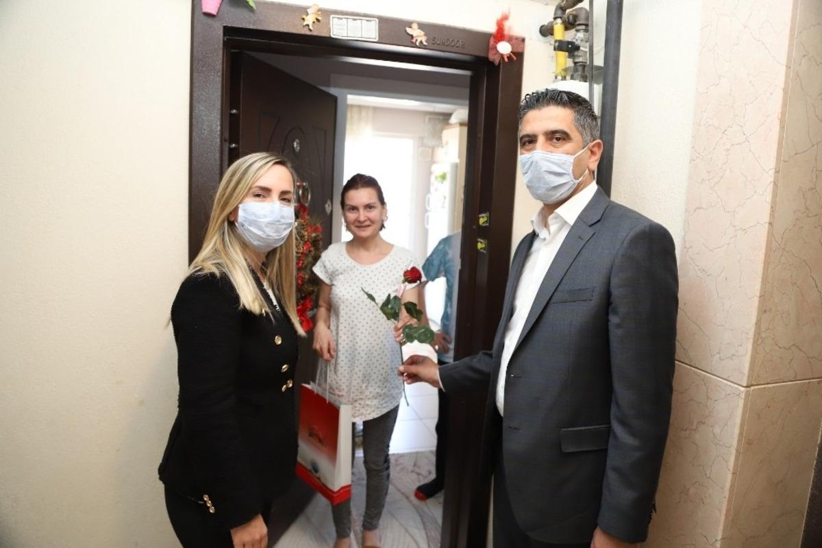 Başkan Kayalar&rsquo;dan annelere s&uuml;rpriz ziyaret