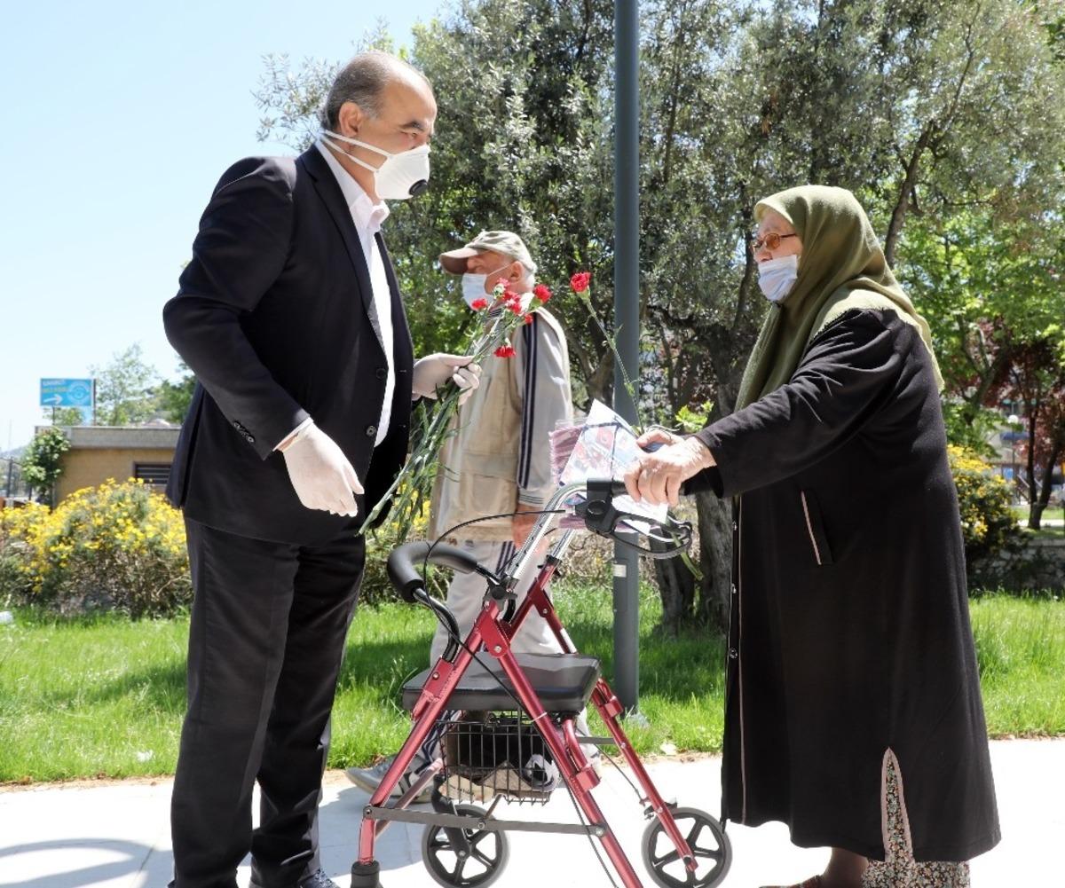 Başkan T&uuml;rkyılmaz&rsquo;dan sokağa &ccedil;ıkan annelere s&uuml;rpriz