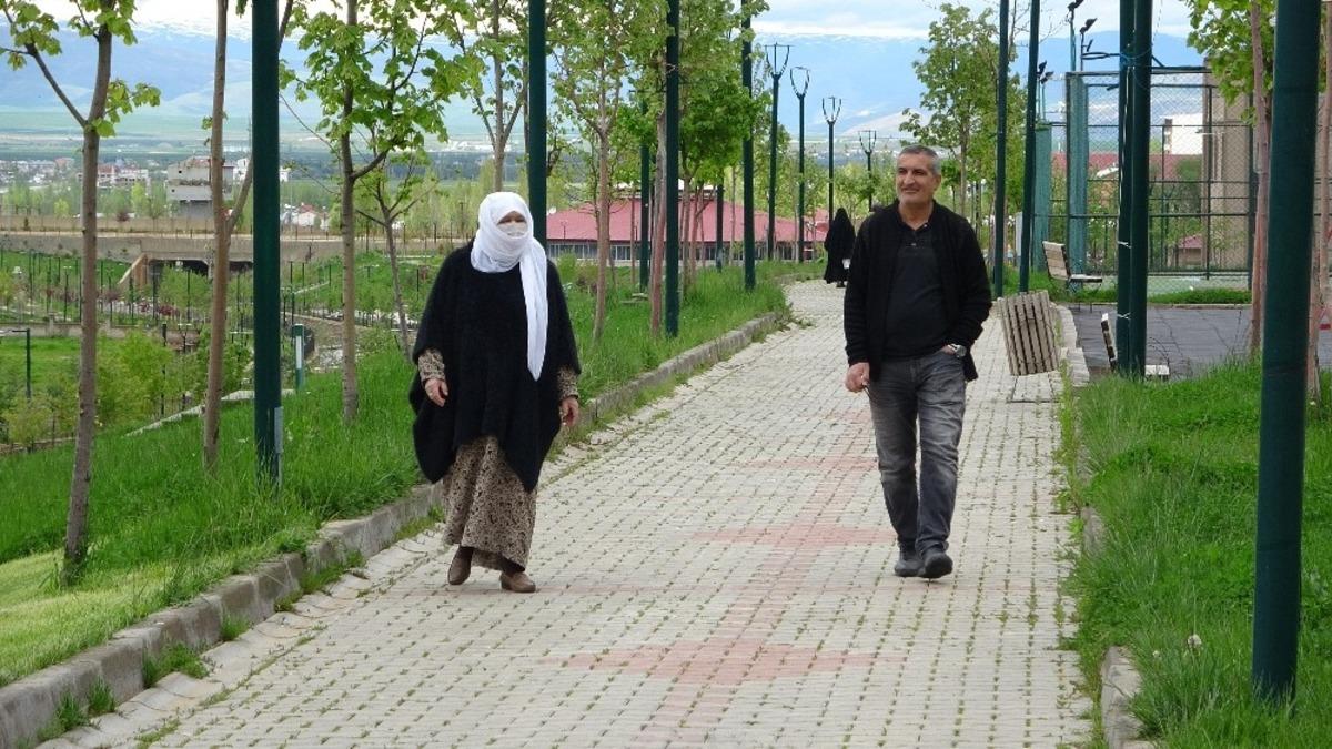 Yaşlılar parklarda soluklandı