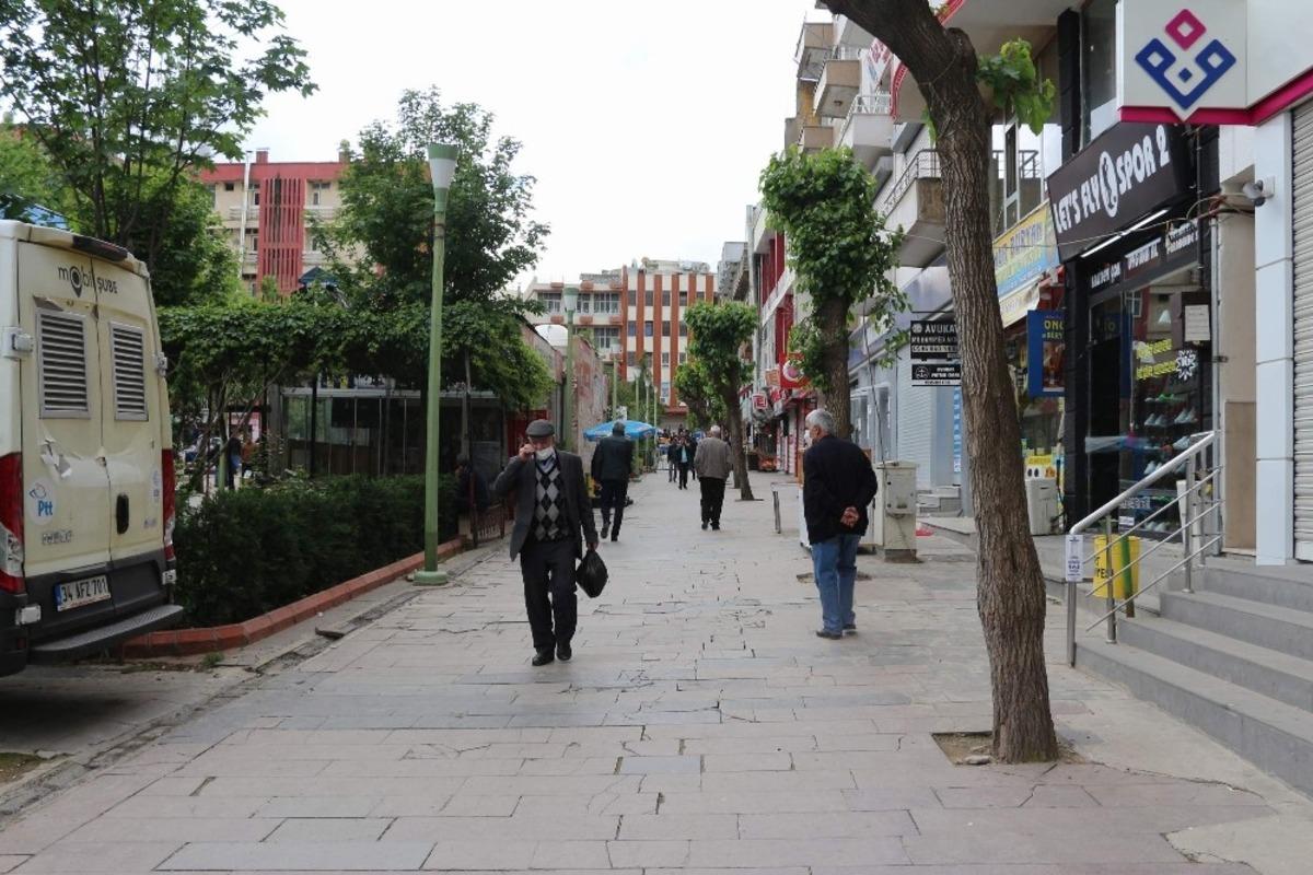 Siirt&rsquo;te kısıtlama 4 saatliğine kalktı, 65 yaş ve &uuml;st&uuml; vatandaşlar caddeleri doldurdu