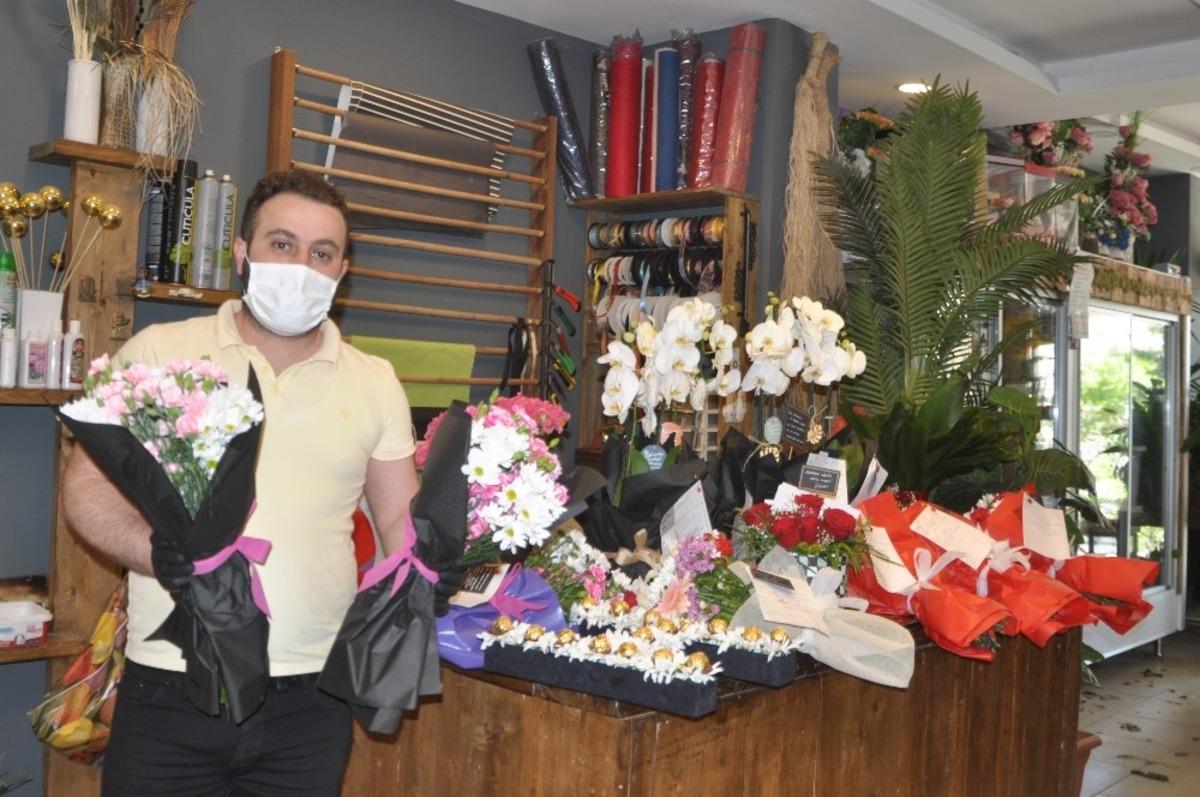 Mardin&rsquo;de &ccedil;i&ccedil;ek&ccedil;ilerin Anneler G&uuml;n&uuml; mesaisi