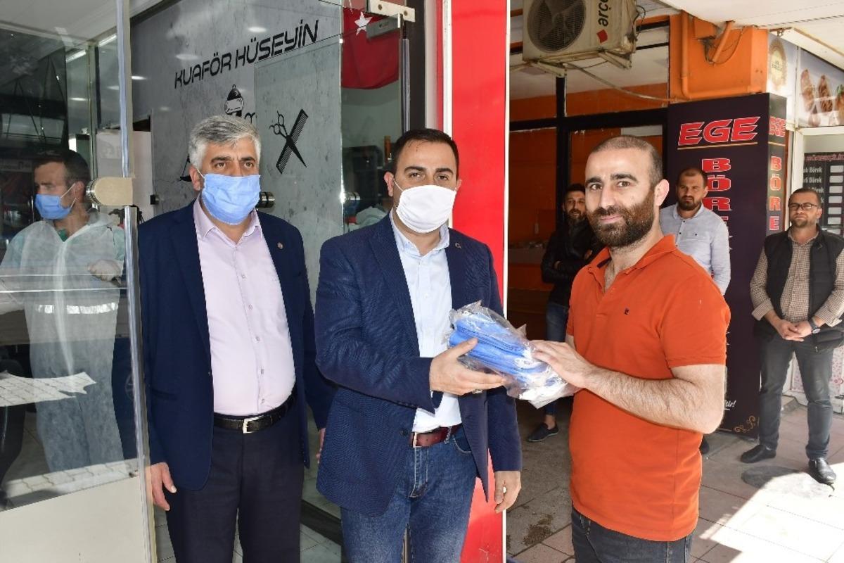 Biga Belediyesi berber ve kuaf&ouml;rleri dezenfekte etti