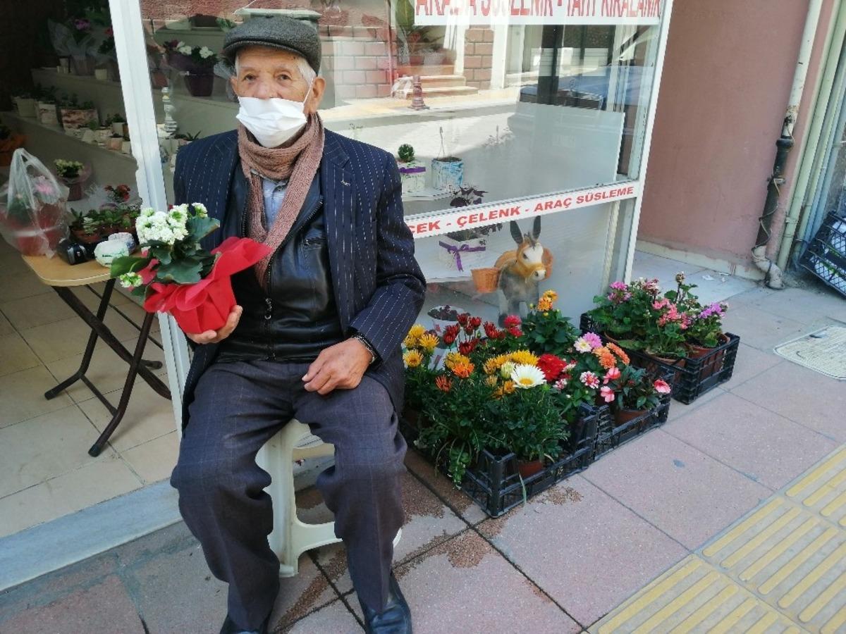 Yaşlılara sokağa &ccedil;ıkma izni verilince soluğu &ccedil;i&ccedil;ek&ccedil;ide aldılar