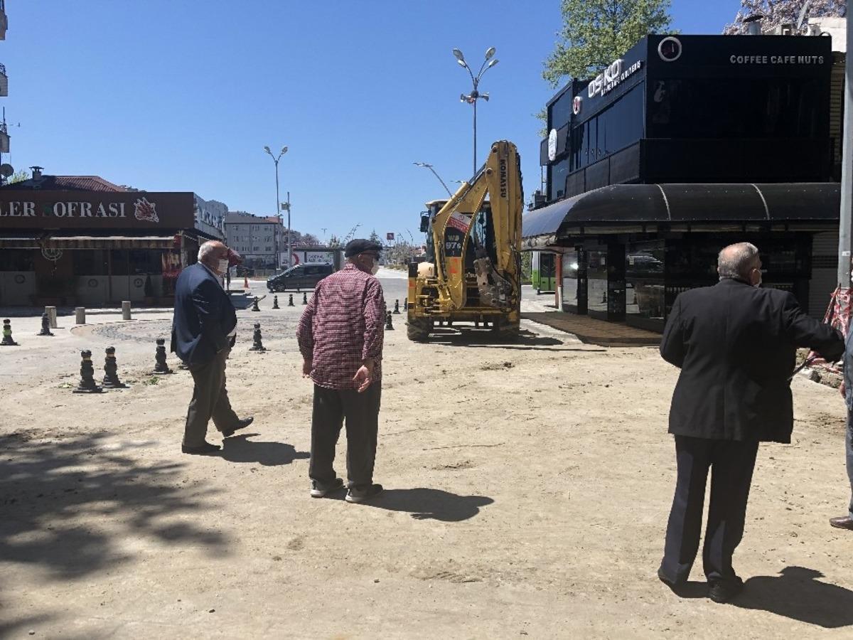 Alaplı&rsquo;da 65 yaş &uuml;st&uuml; sokakta &ouml;zg&uuml;rl&uuml;ğ&uuml;n tadını &ccedil;ıkarttı