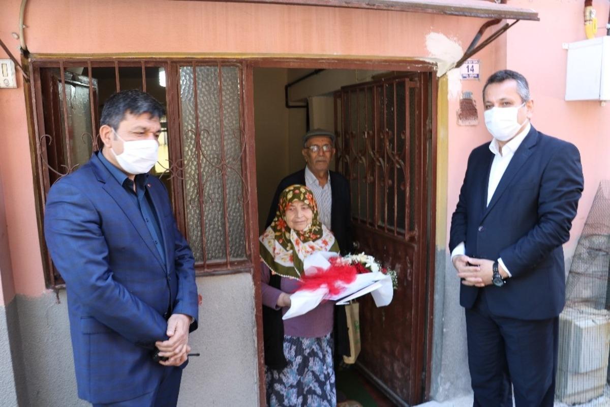 102 yaşındaki D&ouml;nd&uuml; nineye Anneler G&uuml;n&uuml; s&uuml;rprizi