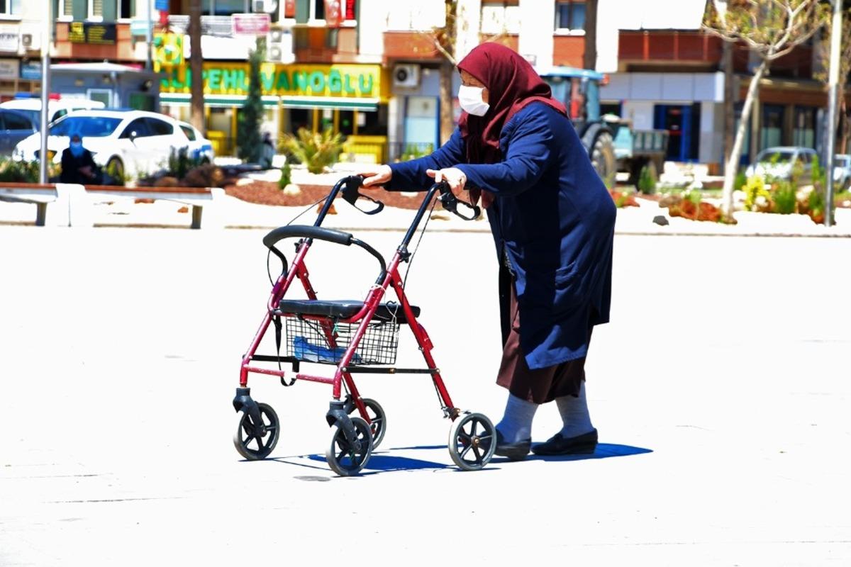 65 yaş ve &uuml;zeri vatandaşlar sokaklarda