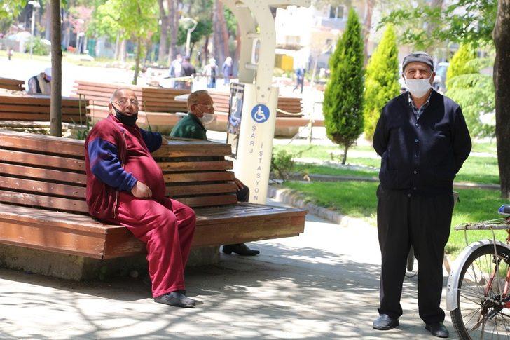 65 yaş ve üzeri vatandaşlar sokaklarda G2