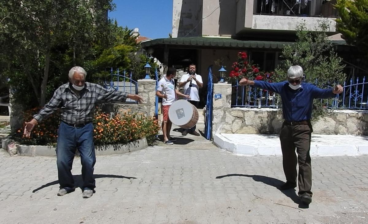 Zeybek de oynadılar, top da