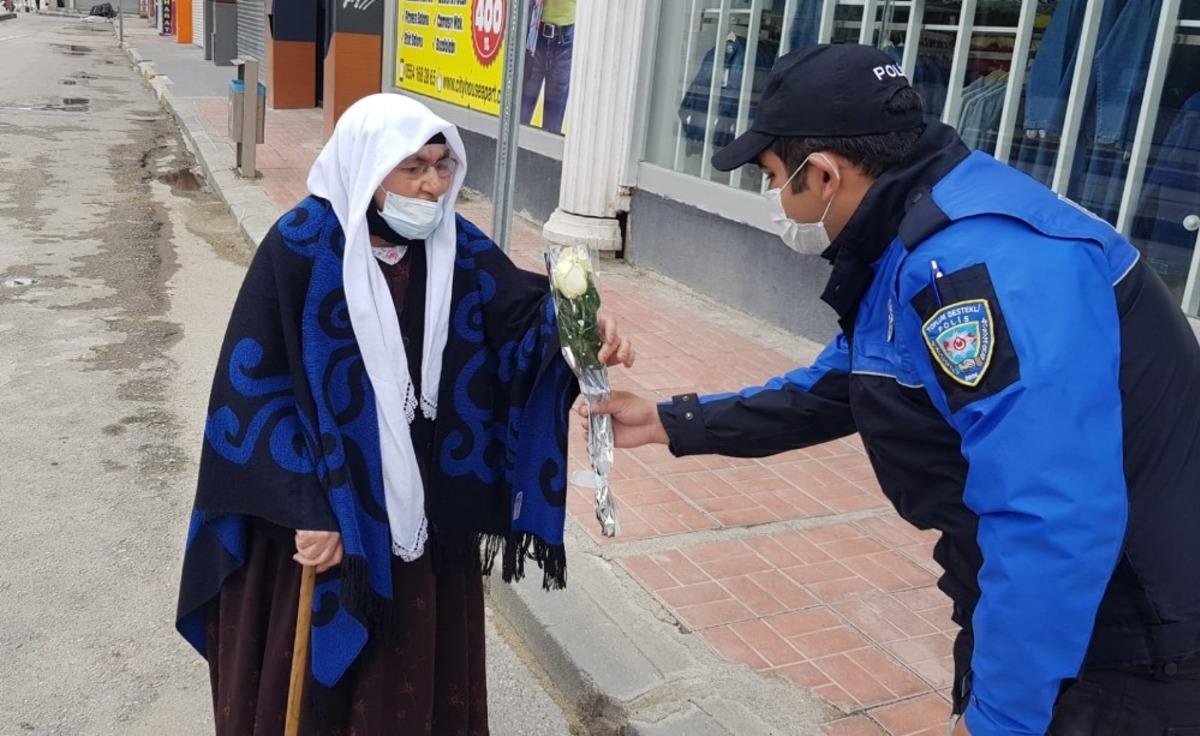 Van polisinden 65 yaş ve &uuml;zeri annelere &ccedil;i&ccedil;ek